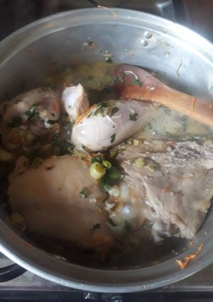 Una foto de Pollito al jugo con todo tipo de verduritas y champiñones