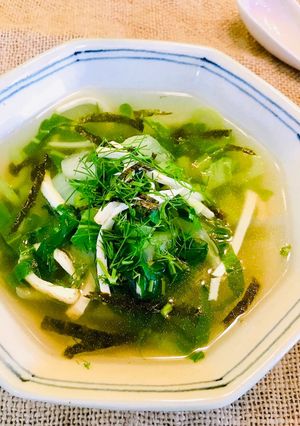 Hình của món Canh cải nấu rong biển rau thì là.