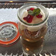 A picture of Danish apple trifle with caramelized bread crumbs.