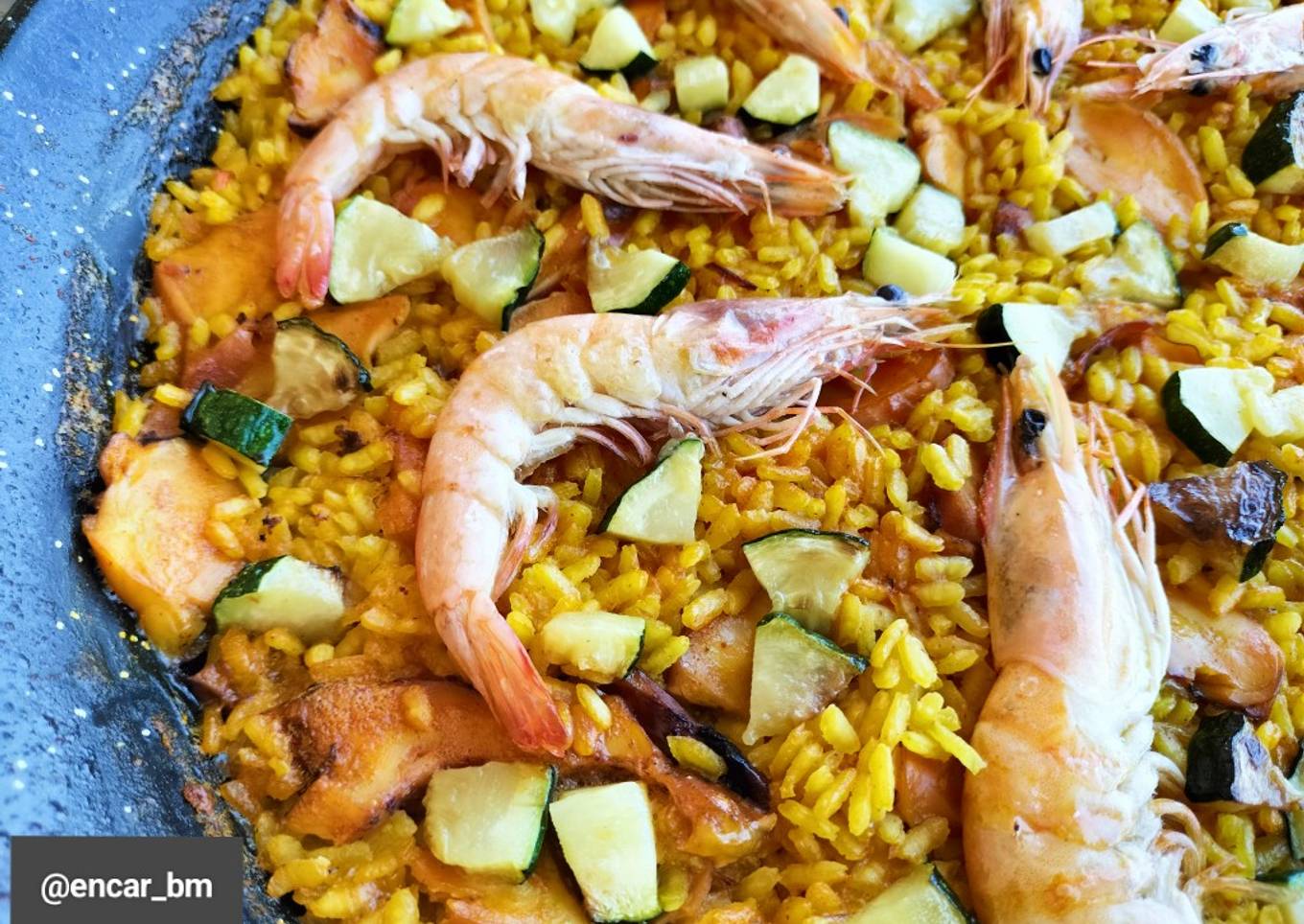 Arroz con rodaja de pota, langostinos y calabacín