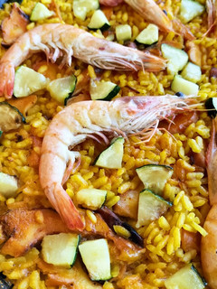 Una foto de Arroz con rodaja de pota, langostinos y calabacín