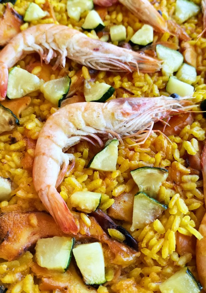 Una foto de Arroz con rodaja de pota, langostinos y calabacín
