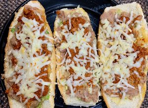 Una foto de Molletes con chorizo