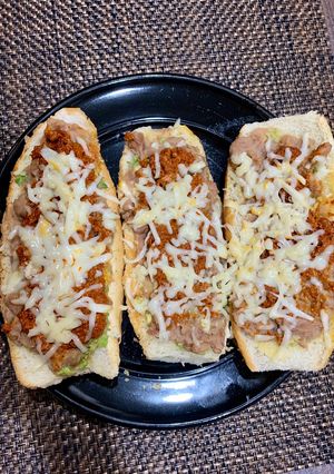 Una foto de Molletes con chorizo