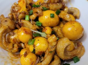 Hình của món Trứng Non Xào Tóp Mỡ Chiên Mắm Tỏi.