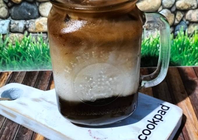 Resep Es Kopi Gula Aren oleh Upie Irawati (d'Bakoel) - Cookpad