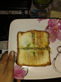 க்ரில்டு பிரட் சான்ட் விச் (grilled bread sandwich recipe in tamil) செய்முறை முக்கிய புகைப்படம்