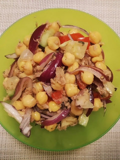 Tonhalas csicseriborsó saláta recept fotója