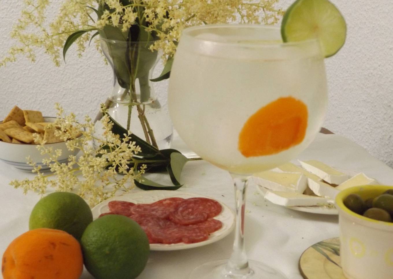 Gin-tonic con albaricoque y flores de saúco