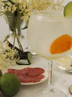 Una foto de Gin-tonic con albaricoque y flores de saúco