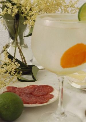 Una foto de Gin-tonic con albaricoque y flores de saúco