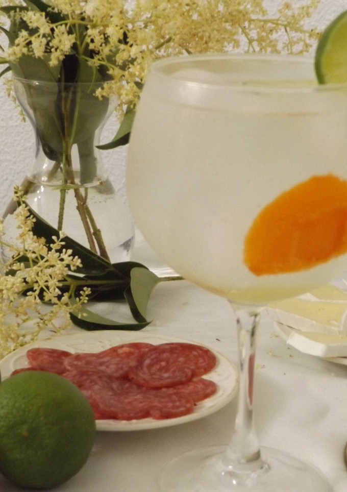 Una foto de Gin-tonic con albaricoque y flores de saúco