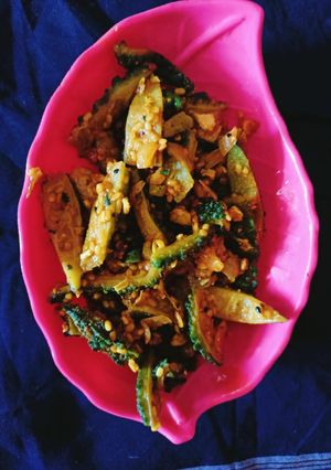 মুগ ডাল দিয়ে উচ্ছে আলু ভাজা (moong dal ucche aloo bhaja recipe in Bengali) রেসিপির প্রধান ছবি
