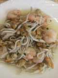 Cazuela de gulas con gambas y almejas al ajillo