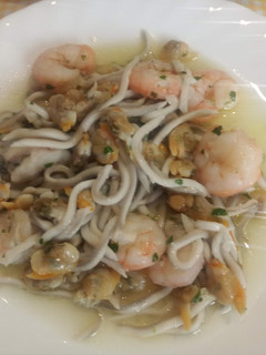 Foto principal de Cazuela de gulas con gambas y almejas al ajillo