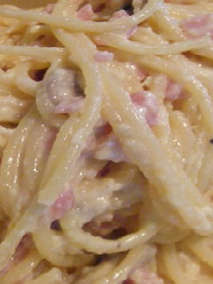 Una foto de Espaguetis con beicon y bechamel