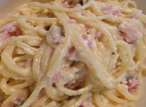 Una foto de Espaguetis con beicon y bechamel