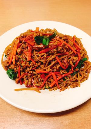 รูปของ สปาเก็ตตี้กะเพราหมูสับ ฉบับ นศ. ต่างแดน