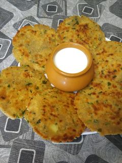 ફરાળી આલુ પરાઠા (Farali Aloo Paratha Recipe In Gujarati) રેસીપી મુખ્ય ફોટો