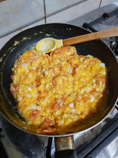 Una foto de Huevo con tomate