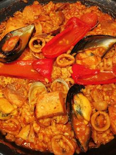 Una foto de Paella de marisco