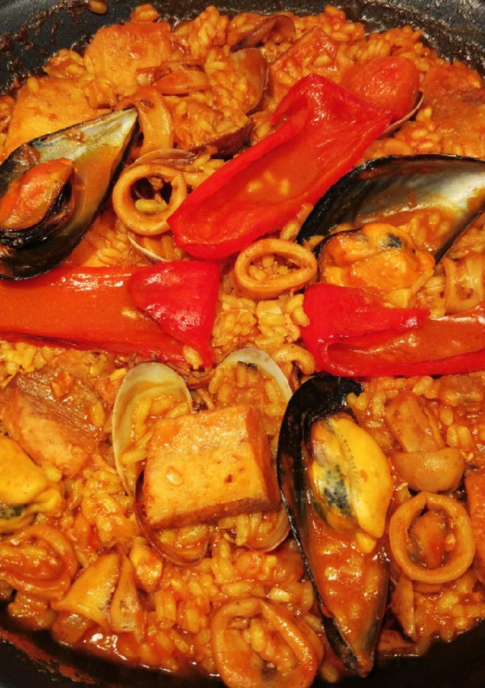 Una foto de Paella de marisco