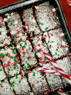 Una foto de Brownie con galletas