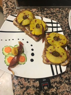 Una foto de Tosta de serrano y queso de Cabra