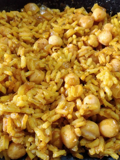 Una foto de Arroz al curry con garbanzos