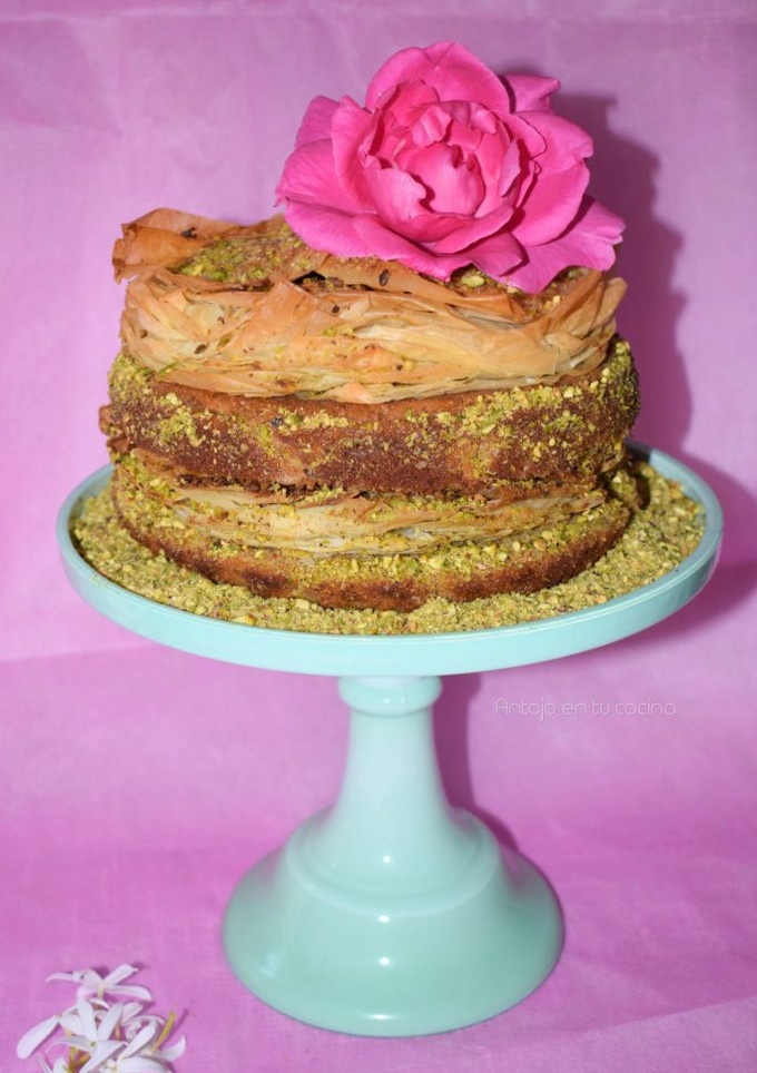 Una foto de Tarta baklava con pistachos y masa filo ¡sin harina!