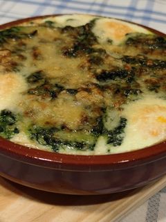 Una foto de Espinacas a la crema con huevos (con Thermomix)