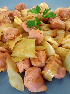 Una foto de Salchichas al vino con repollo(col)