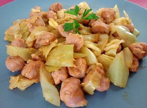 Una foto de Salchichas al vino con repollo(col)