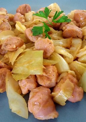 Una foto de Salchichas al vino con repollo(col)