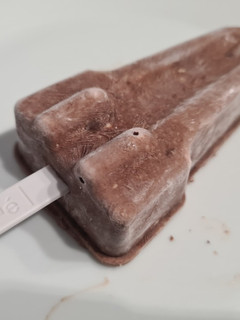 Una foto de Helado de yogur con avellanas y cacao