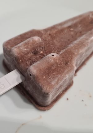 Una foto de Helado de yogur con avellanas y cacao