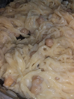 Una foto de Pasta con salsa blanca y garbanzos