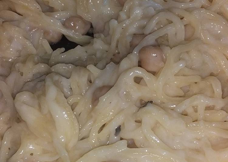 Pasta con salsa blanca y garbanzos