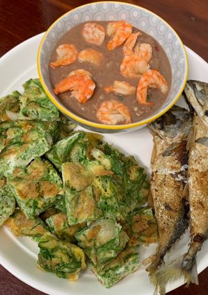 รูปของ น้ำพริกกะปิ ไข่เจียวชะอม ปลาทูทอด