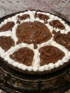 Una foto de Tarta de chocolate con crema pastelera y dulce de leche