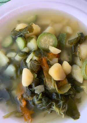 Foto di Minestra tiepida di patate, zucchine, tenerumi e fiori