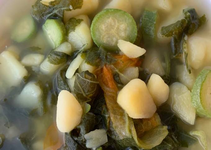Minestra tiepida di patate, zucchine, tenerumi e fiori