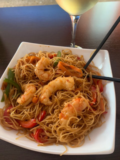 Una foto de Fideos de arroz con gambones