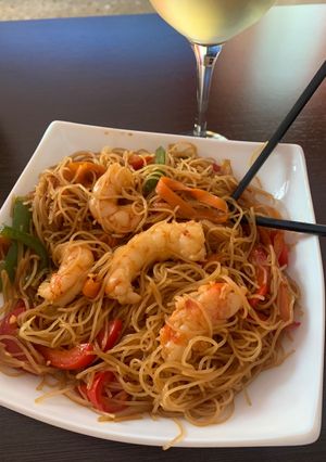 Una foto de Fideos de arroz con gambones