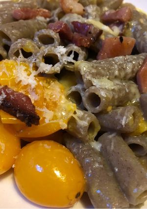 Foto di Pasta di grano saraceno ai pomodorini gialli e speck croccante