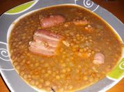 Una foto de lentejas con longaniza