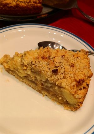 A picture of Apple Pie with Custard.
