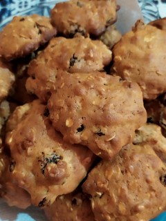 Una foto de Galletas de avena con pasas 💜