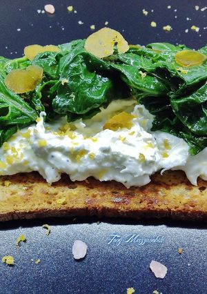 Foto di Bruschetta di pane di segala tostato, con burrata, cime di rapa e bottarga