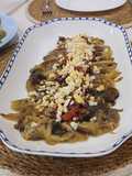 Ensalada tibia de berenjenas Asadas con crujiente de umami vegetal y huevo campero
